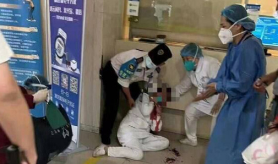 У шанхайській лікарні невідомий із ножем напав на відвідувачів