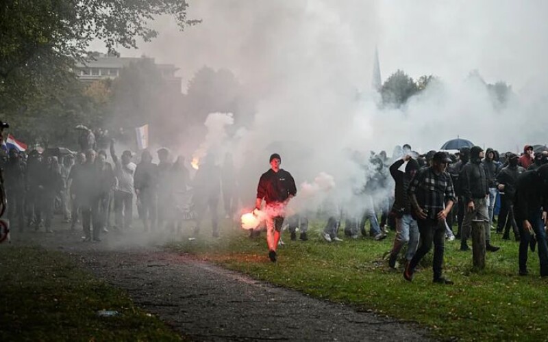 У Нідерландах антимігрантські протести поліція розігнала за допомогою водометів