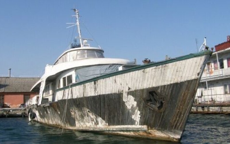 З дна Чорного моря в Одеському порту витягли затонулий катер «Буревісник»