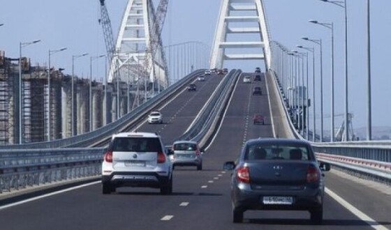 Росіяни зупинили рух автомобілів Кримським мостом