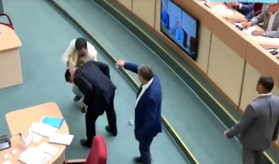 У Росії депутати влаштували бійку на своєму засіданні