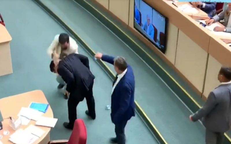 У Росії депутати влаштували бійку на своєму засіданні