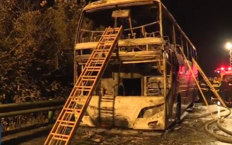 В Китае загорелся туристический автобус, погибли люди