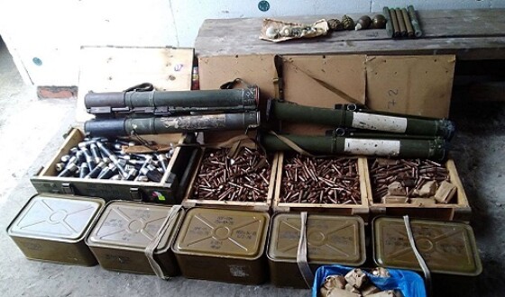 На Донбасі виявили схованку зі зброєю та тисячами патронів