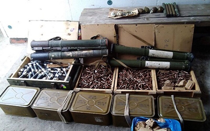 На Донбасі виявили схованку зі зброєю та тисячами патронів