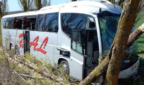 На Вінниччині пасажирський автобус вилетів у кювет: є загиблі