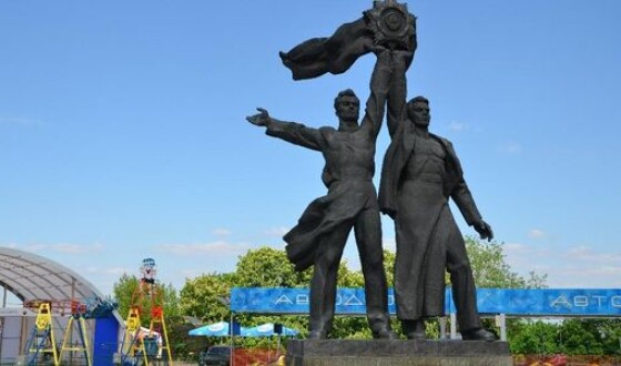 У Києві демонтують бронзову скульптуру під аркою дружби народів