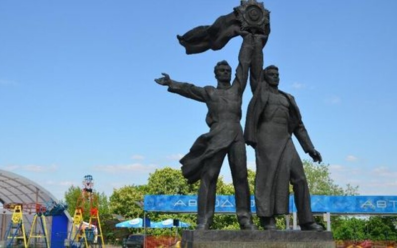У Києві демонтують бронзову скульптуру під аркою дружби народів
