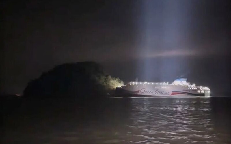 У Південній Кореї розбився пором, бо офіцер за штурвалом читав новини в телефоні