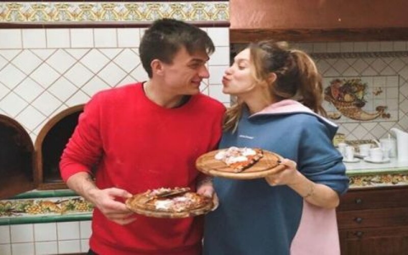 Влад Топалов приготовил возлюбленной пиццу