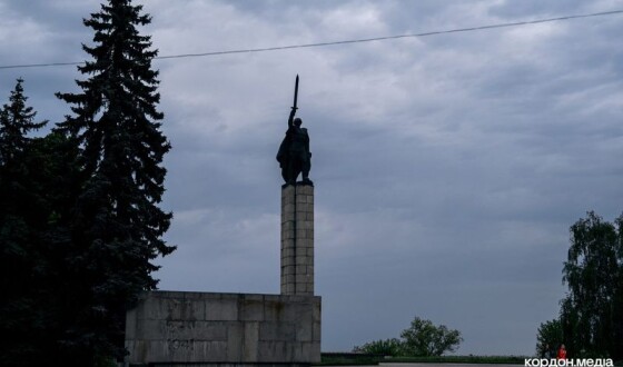 У Сумах зняли радянську символіку із Меморіалу Вічної Слави