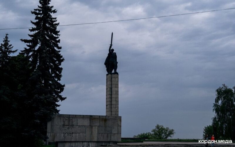 У Сумах зняли радянську символіку із Меморіалу Вічної Слави
