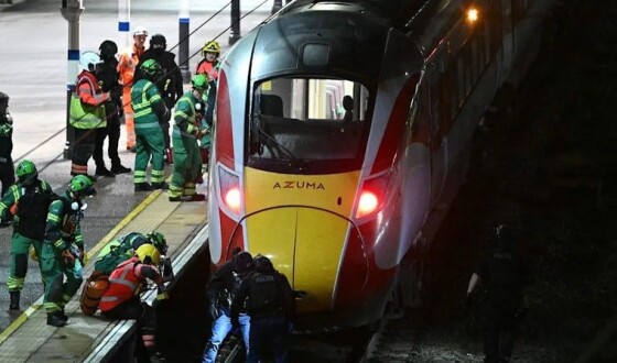 В Англії невідомі напали з ножем на пасажирів у поїзді