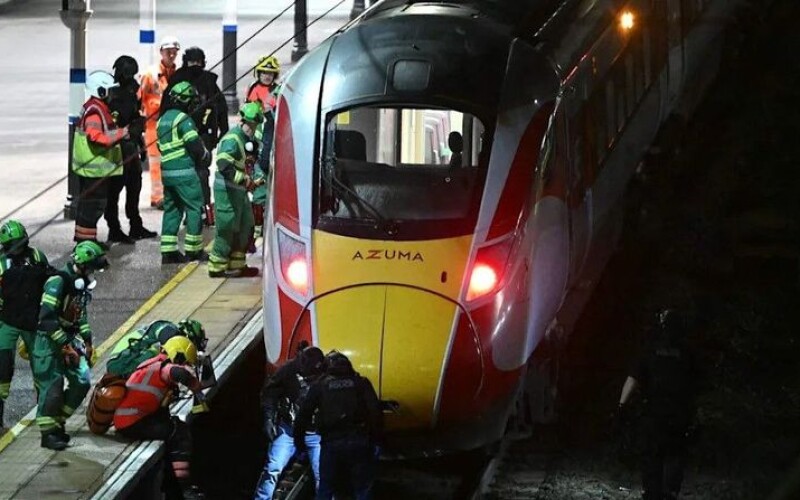 В Англії невідомі напали з ножем на пасажирів у поїзді