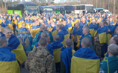 В Україну з полону повернулись 277 захисників