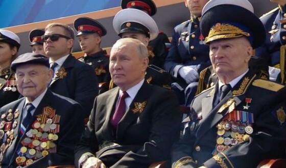Путіна на параді оточили фейковими ветеранами війни, які жодного дня не були на фронті