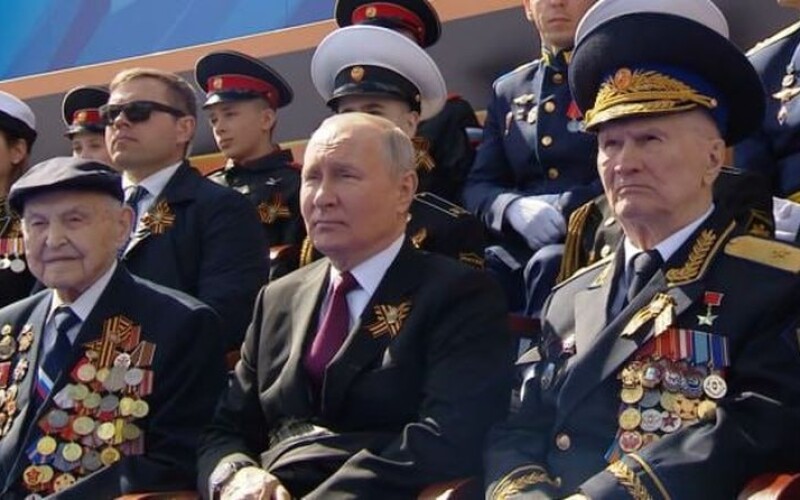 Путіна на параді оточили фейковими ветеранами війни, які жодного дня не були на фронті