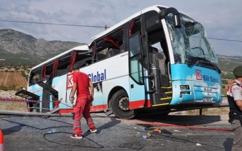 Школьный автобус въехал в дерево в Турции: более 10 жертв