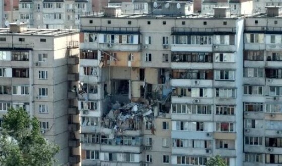У Києві вибухом знищило частину багатоповерхового будинку