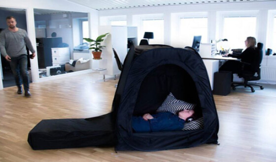Палатку для сна в офисе эксперты признали бесполезной