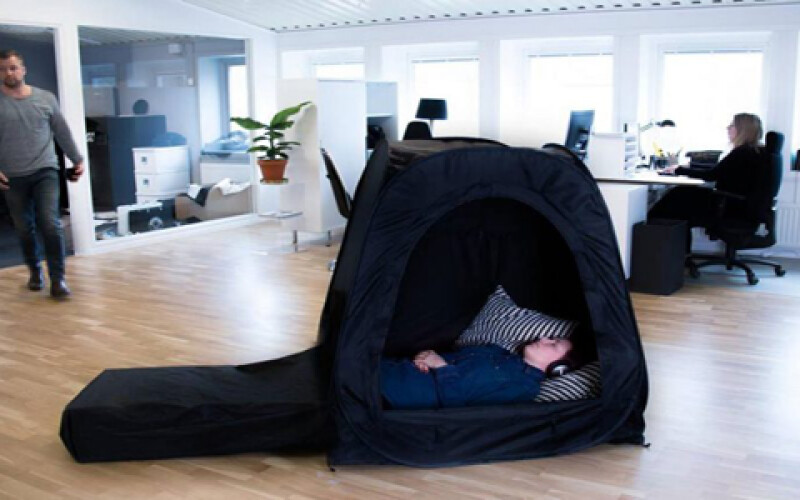 Палатку для сна в офисе эксперты признали бесполезной