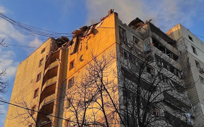 Ранком 16 березня через ворожий обстріл у Києві обвалилася частина житлового будинку