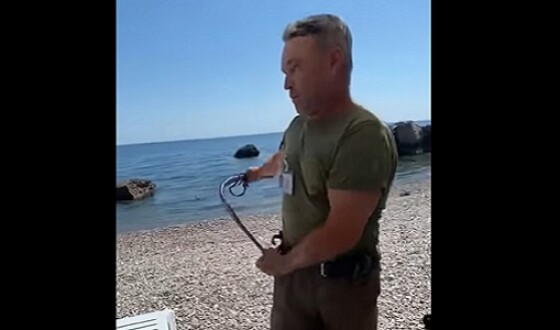 В Крыму мужчина с нагайкой прогнал отдыхающих с пляжа. ВИДЕО
