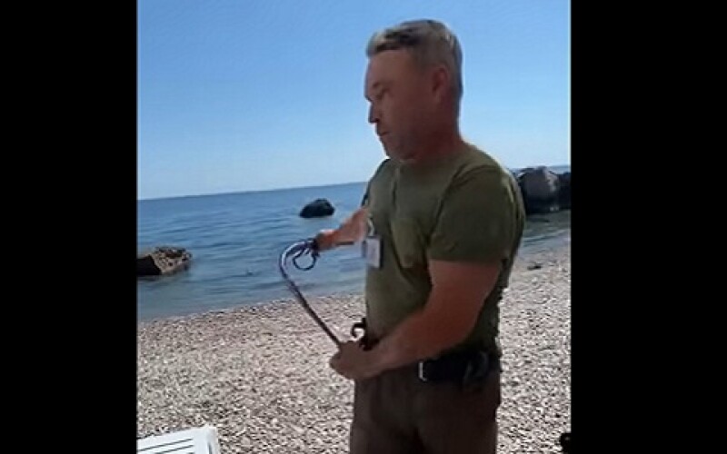 В Крыму мужчина с нагайкой прогнал отдыхающих с пляжа. ВИДЕО
