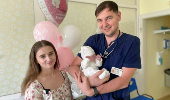 У Львові з лікарні виписали дівчинку, яка народилася на 24-му тижні вагітності з вагою 600 грамів