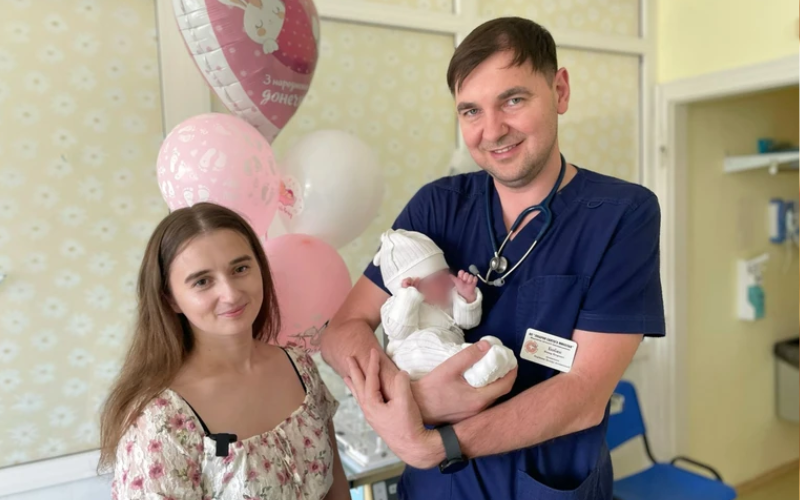 У Львові з лікарні виписали дівчинку, яка народилася на 24-му тижні вагітності з вагою 600 грамів