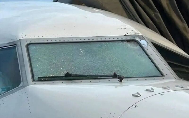 У США в літака на висоті 11 тисяч метрів раптово тріснуло лобове скло