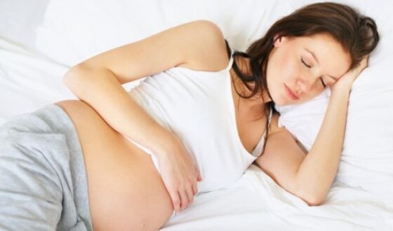 Беременным женщинам не стоит спать на спине &#8211; ученые