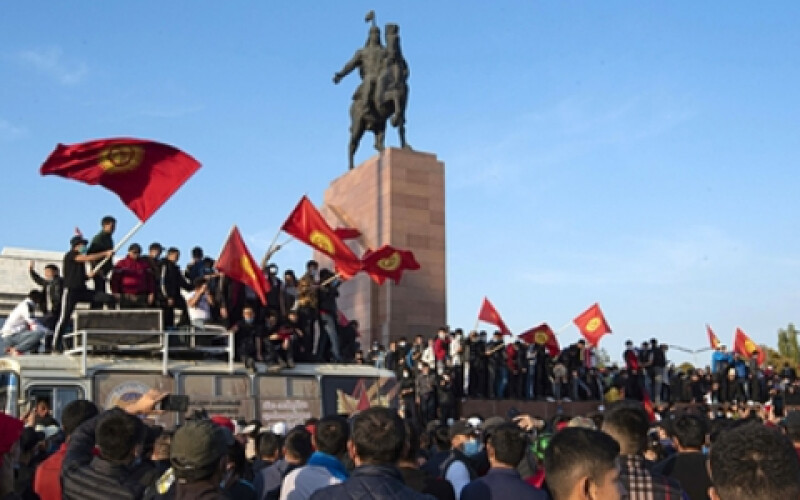 Протестувальники в Киргизії призначили нового мера Бішкека