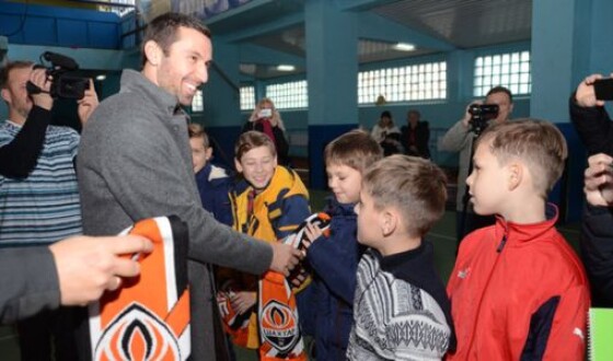 Дарио Срна встретился с детьми из Донбасса