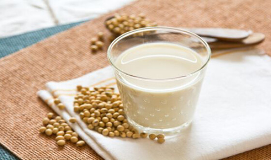Медики заявили, что пить горячее молоко при простуде вредно
