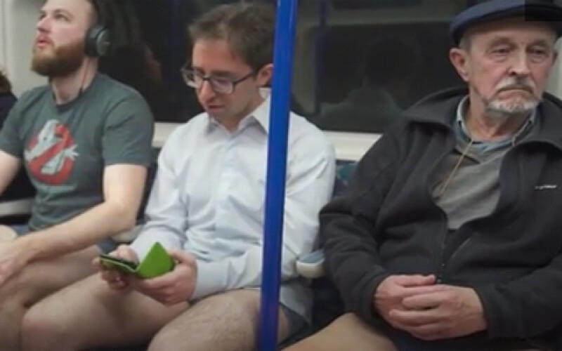 Пассажиры без штанов прокатились в метро Лондона
