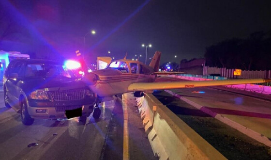У США літак екстрено сів на дорогу і зіткнувся з автомобілем
