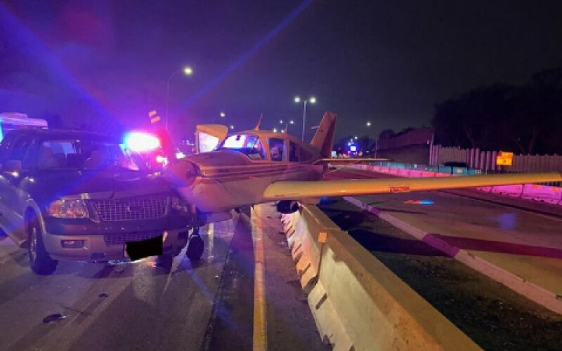 У США літак екстрено сів на дорогу і зіткнувся з автомобілем