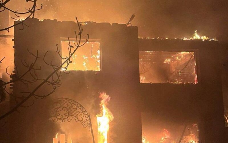 Житловий будинок горить у Запоріжжі після атаки РФ