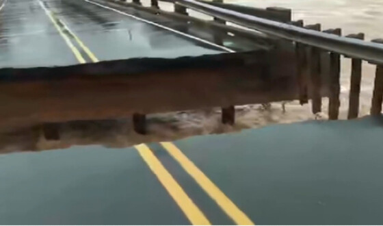 Міст в США обрушився під час прямої телетрансляції. Відео