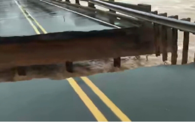Міст в США обрушився під час прямої телетрансляції. Відео