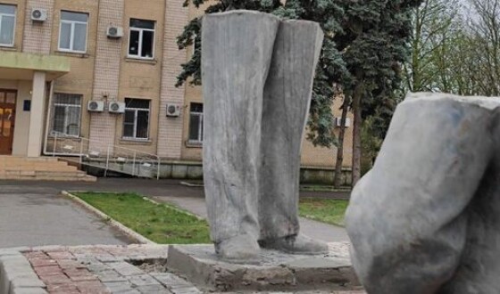 На Херсонщині російські окупанти заново встановлюють пам&#8217;ятник Леніну
