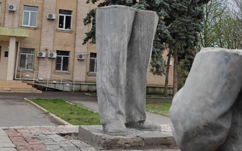 На Херсонщині російські окупанти заново встановлюють пам&#8217;ятник Леніну