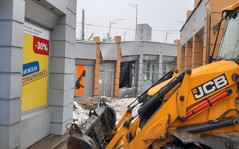 Над аварійною станцією метро «Деміївська» почав просідати асфальт, а разом з ним &#8211; будівлі