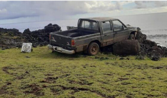 На острові Пасхи автомобіль збив священну статую моаї