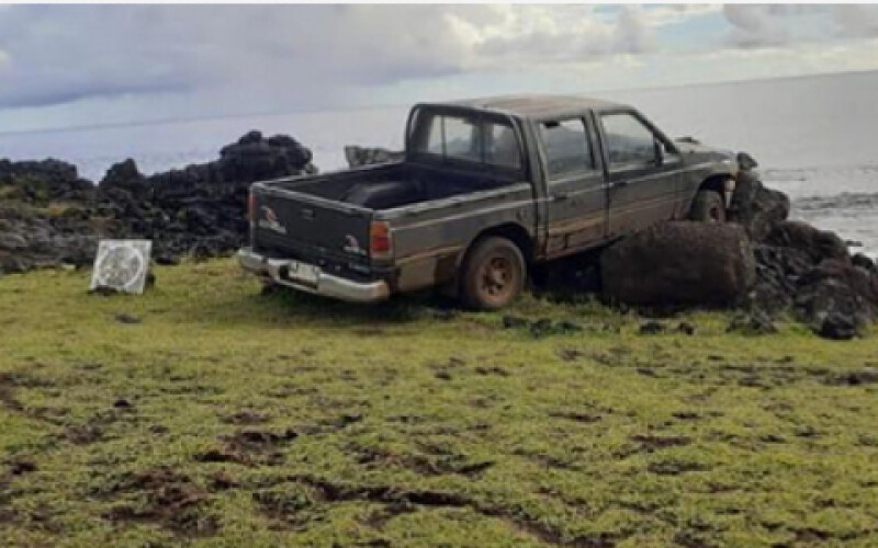 На острові Пасхи автомобіль збив священну статую моаї
