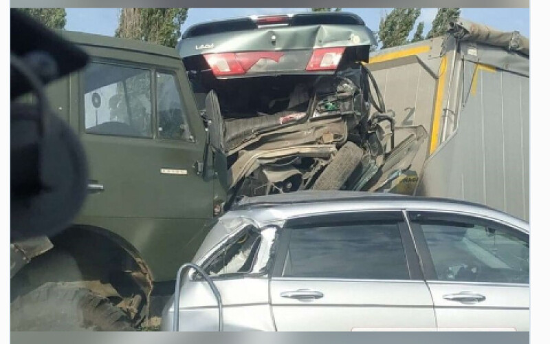 Під Херсоном вантажівка ВСУ розчавила два автомобіля