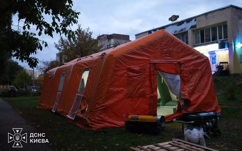 У Києві розгорнули намети ДСНС через перебої зі світлом