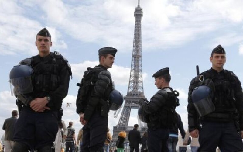 В Париже бездомный украл 300 тысяч евро у инкассаторов