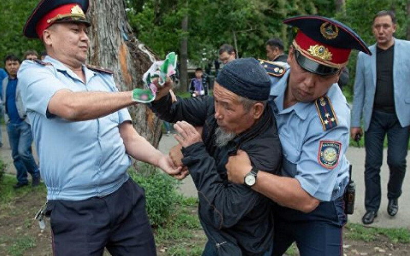 У Казахстані почали затримувати учасників мітингів